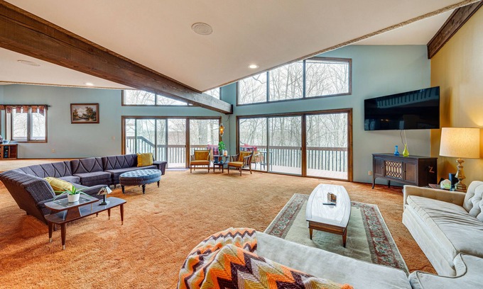 Hubertus Maison | Eclectic Hubertus Home w/ Game Room & Fire Pit!