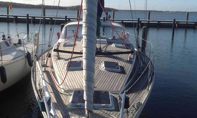 Greifswald Location De Bateaux | Éclipse du soleil. Vivre sur le yacht en centre ville