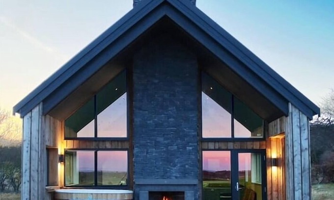 Leven Maison | Eco-Lodge with hottub sea view Charleton Estate