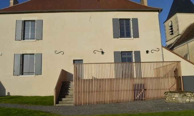 Linge Cottage | Presbytère écorénové avec terrasse et vue sur étang, proche Parc Naturel Régional de la Brenne