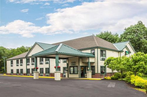 Queensbury Cabine | Econo Lodge Glens Falls - Lake George