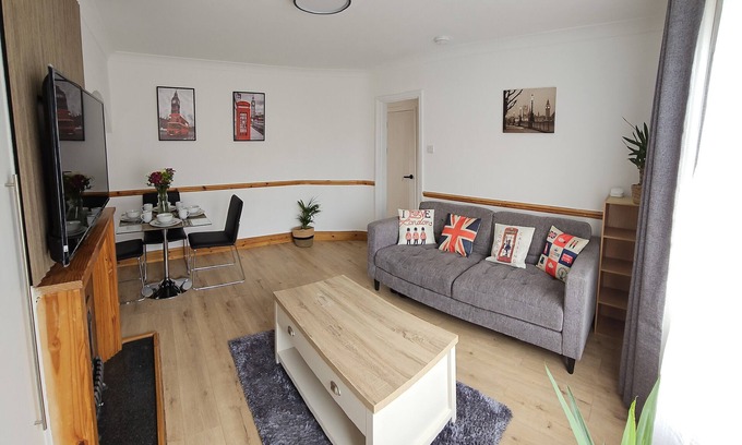 Alibon Maison | EcuaStay New Luxurious 4 Bedroom Home with Garden and parking