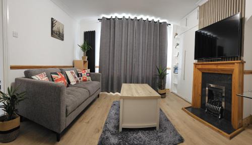 Alibon Maison | EcuaStay New Luxurious 4 Bedroom Home with Garden and parking