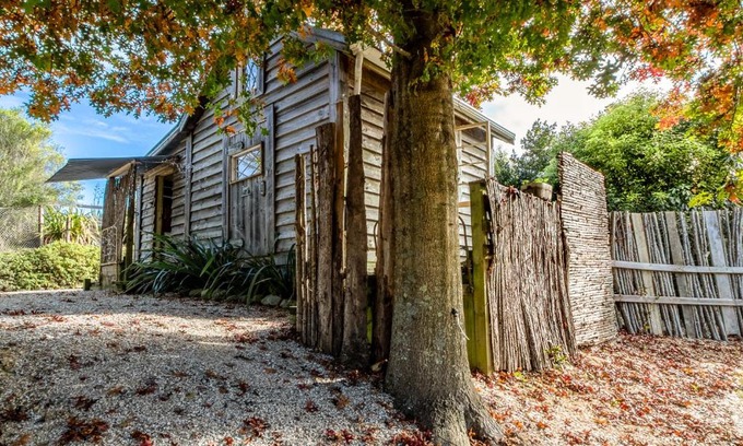 Upper Moutere Maison | Eden's Rustic Retreat - Upper Moutere Holiday Cabin