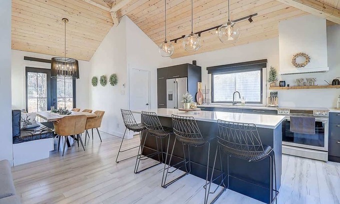 Stanstead Township Chalet De Ski | Bord du lac Lovering - Spa - Chic Shack