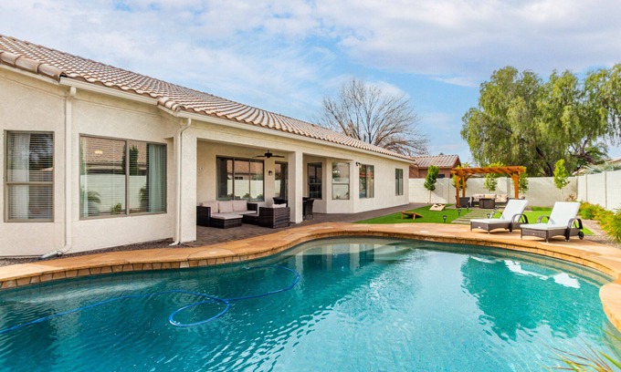 Palm Valley Maison | Edgemont Escape- 3 King Beds, FREE heated pool-seasonal, all the amenities