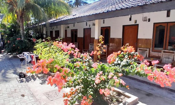 Jerowaru Maison | Ekas beach guesthouse and restaurant