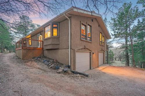 Briargate Maison | El Dorado- Cozy Retreat-Hot Tub-Upper Level