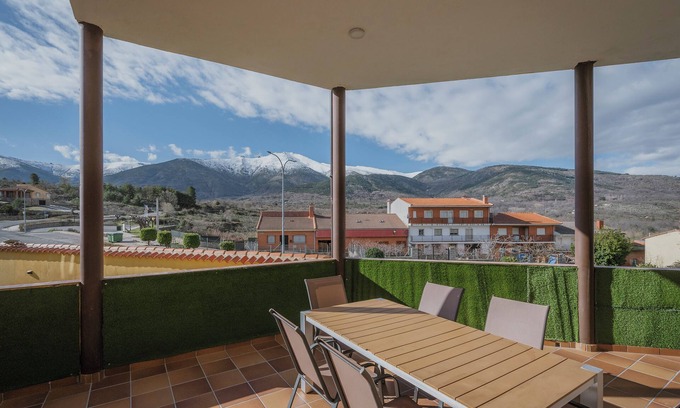 Villanueva de Avila Maison | El Encanto del Alberche 'Casa 1' avec vue sur les montagnes, piscine partagée et Wi-Fi