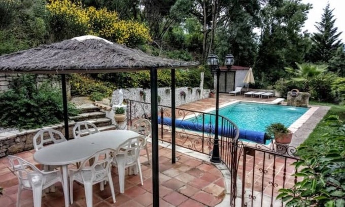 Lodeve Appartement | El Patio, appartement calme, piscine et belle vue.