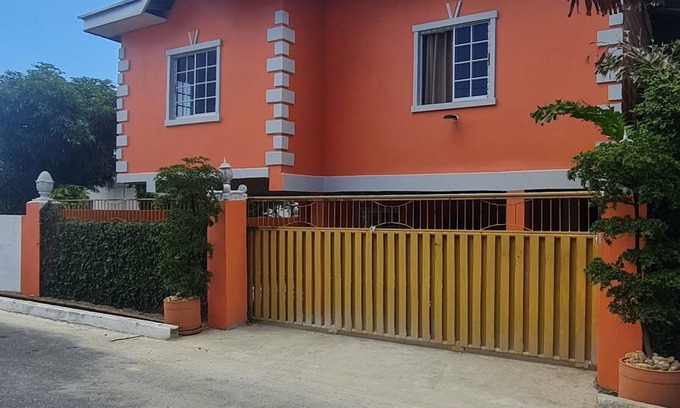 Tunapuna Appartement | El Rincón - Corazón latino, modern apartment which commands rest and relaxation.