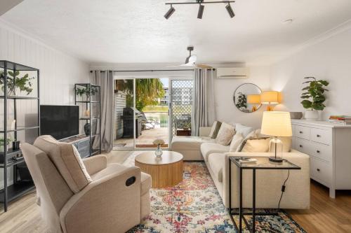 Elanora Maison | Elanora Oasis - Lakefront Serenity and Resort Living
