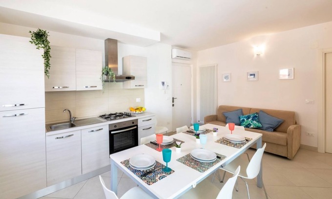 San Benedetto del Tronto Maison | Elegant three-room apartment first row to the sea
