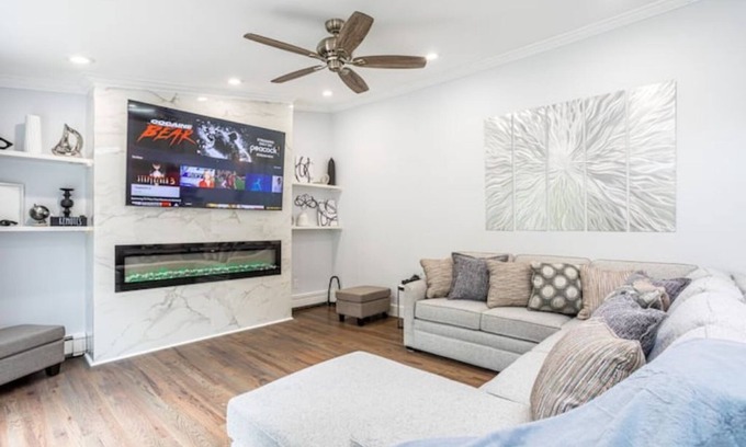 Huntington Station Appartement | Elegance @ Huntington | Spacious Family Apt | Yard