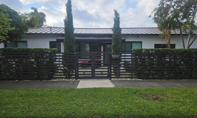 Coral Way Maison | Elegant 1-bedroom house with AC, WiFi in fantastic Miami
