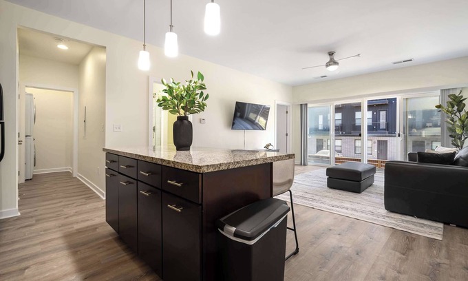 Grandview Heights Appartement | Elegant 1-Bedroom Luxury Unit with Pool Access