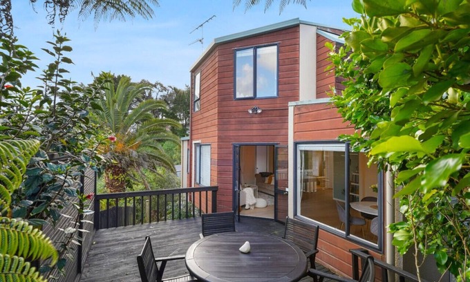 Northcross Maison | Elegant 2BR Family Home | Aircon & 5min to Beach