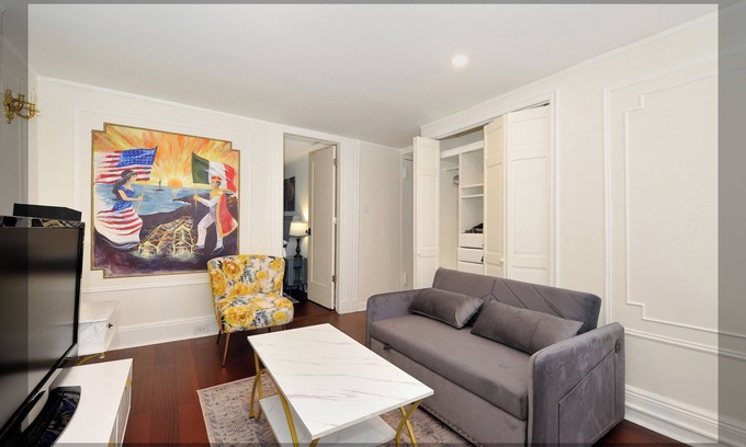 Little Italy Appartement | Elegant 2BR/1BA Apt in the Heart of NYC!