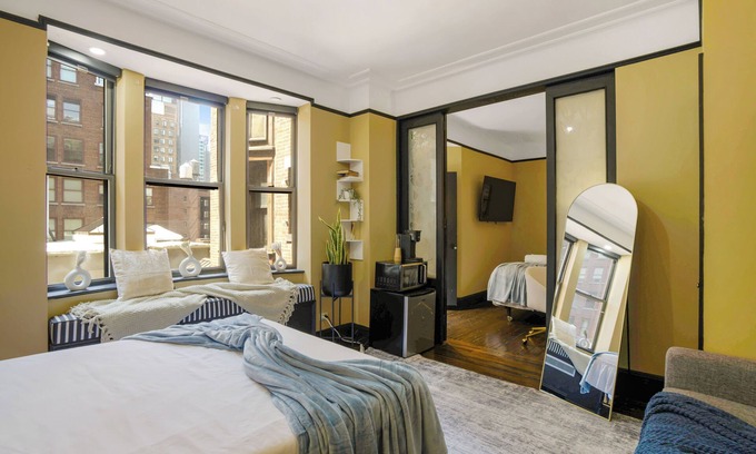 Theater District Appartement | Elegant 2BR at the Historic Mansfield Residence