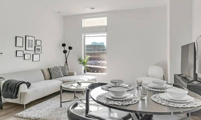 McLean Appartement | Elegant 2BR inTysons: Black & White + Amenities - Gym / Pool / Mall