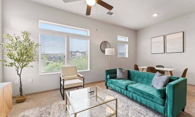 Montopolis Appartement | Elegant 2BR king suite, fast WiFi, 8 min to DT