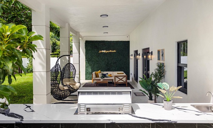 Ludlam Maison | Elegant 3 bdr 8 beds 2.5 bth Coral Gables 2 King
