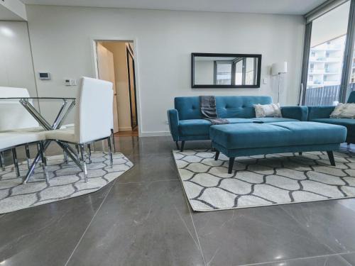 Lidcombe Appartement | Elegant 3-bed 2-bath, balcony, with pool included, NO PARTIES!