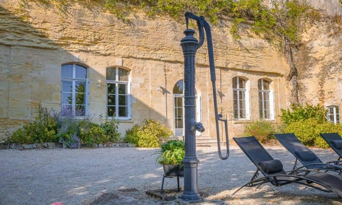 Vouvray Cottage | Maison troglodyte élégante avec spa, salle de jeux et jardin clos à Vouvray