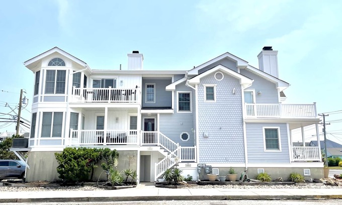 North End Maison | ELEGANT4BD 2. 5Bth Hall 2 histoire, Hrdwd FLrs, Granit, PET AMICALE, très bien situé