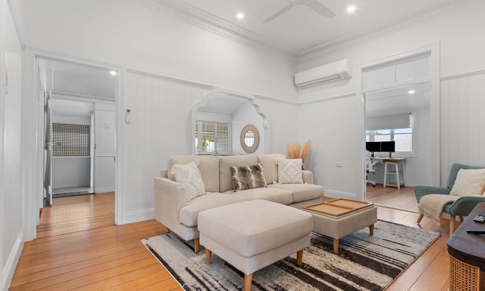 Newmarket Maison | Elegant 4-Bed Home Near Shops & Dining