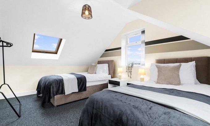 Tipton Maison | Elegant 5 Bedroom House/Free Parking/Yard