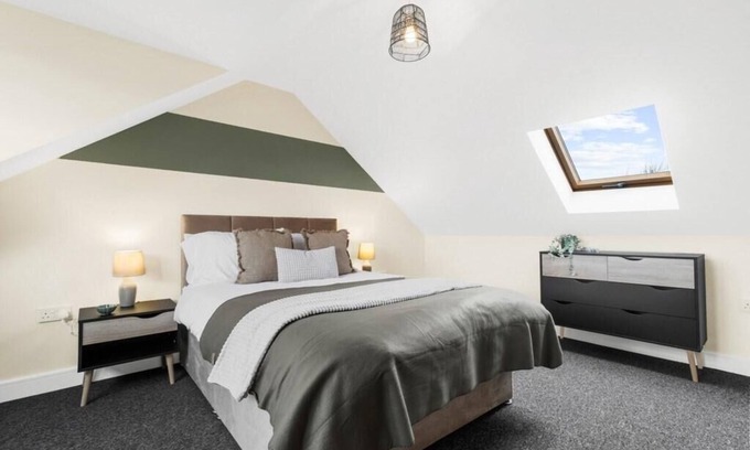 Tipton Maison | Elegant 5 Bedroom House/Free Parking/Yard