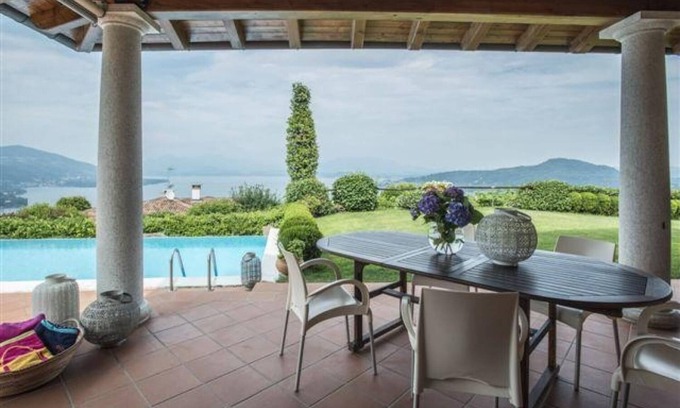 Arona Villa | Villa élégante de 5½ pièces avec piscine à débordement et vue de rêve