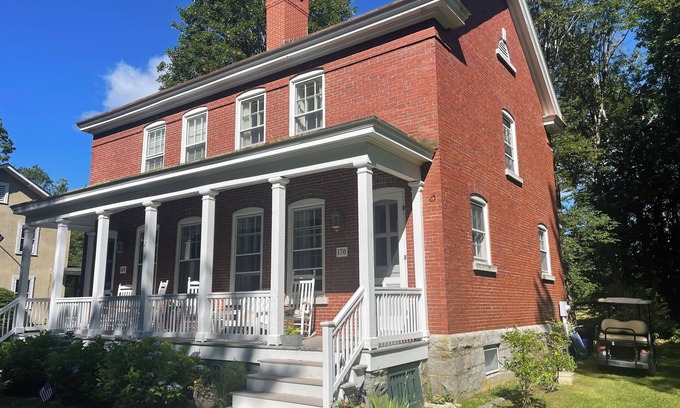 Portland Maison | Elegant and efficient Island home 4 miles from downtown Portland