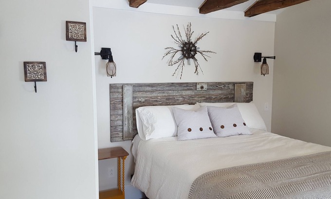 Lansing Lit Et Petit-Déjeuner | Elegant and Historic Farmhouse B&B with Farm-to-Table Breakfast Near Ithaca