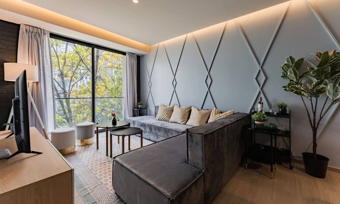 Del Valle Appartement | Elegant Apartment with Balcony and City Views