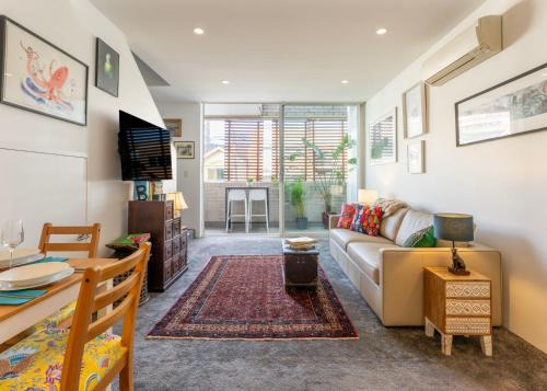 Newtown Appartement | Elegant Apartment, Heart of Newtown with Secure Parking
