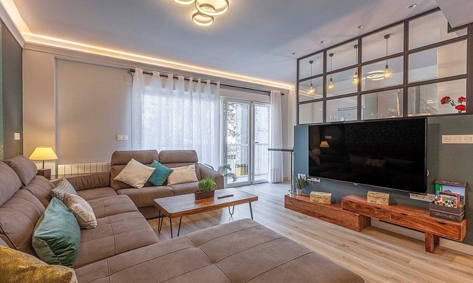 Central District Copropriété | Elegant apartment ideal for families at 15min from Alhambra. 3 bathrooms, optional parking.