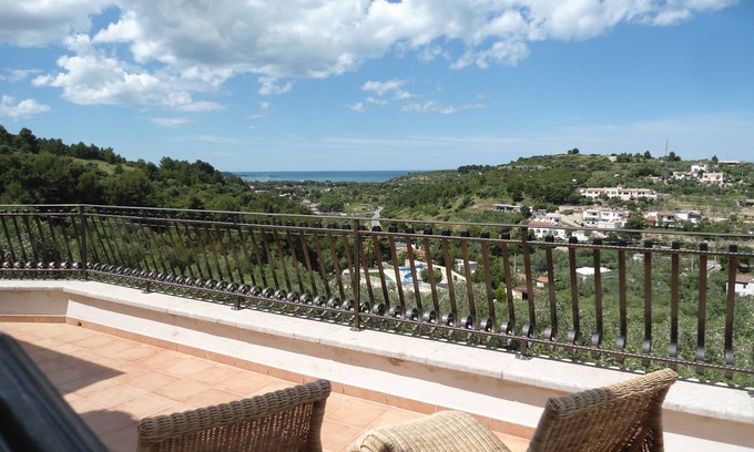 Defensola Maison | Élégant Appartement dans Villa entouré de verdure et panoramique.