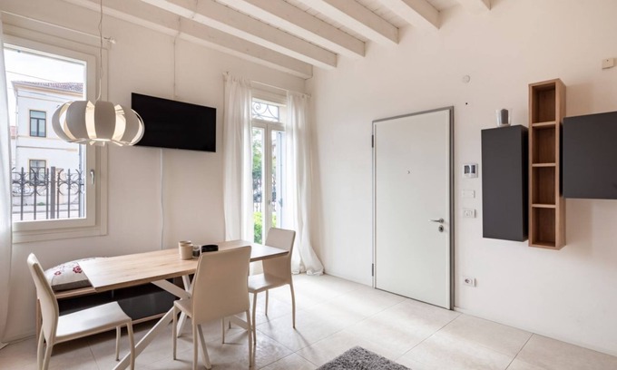 Padova Appartement | Elegant Apt W/ Parking &1 min walk from Tram stop!