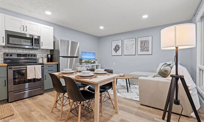 Jasper Place Maison | Elegant Boho Retreat ~8 mins to WEM -PATIO -AC