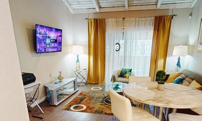 Santa Ana Maison | Elegant/business/retreat King bed/RokuTV/1br 1bath