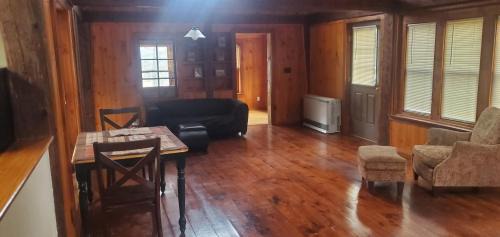 Franklin Maison | Elegant Cabin in the Woods