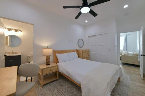 Feldman's Maison | Elegant Casita half Mile to UA