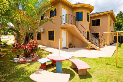 Mandeville Appartement | Elegant,Central & spacious unit with AC at DW APTS