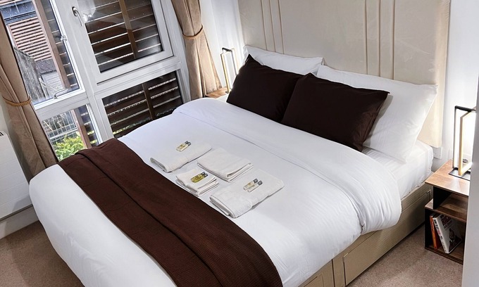 Highams Park Maison | Cozy Luxury Modern 2 Bed 2 Bath Apartment