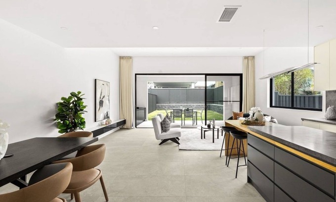 Picnic Point Maison | Elegant Designer House - Family & Pet Friendly
