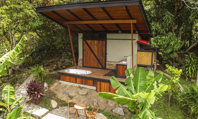 Barbosa Cabine | Elegant Eco Cabin: Jacuzzi, Nature, and Waterfalls.