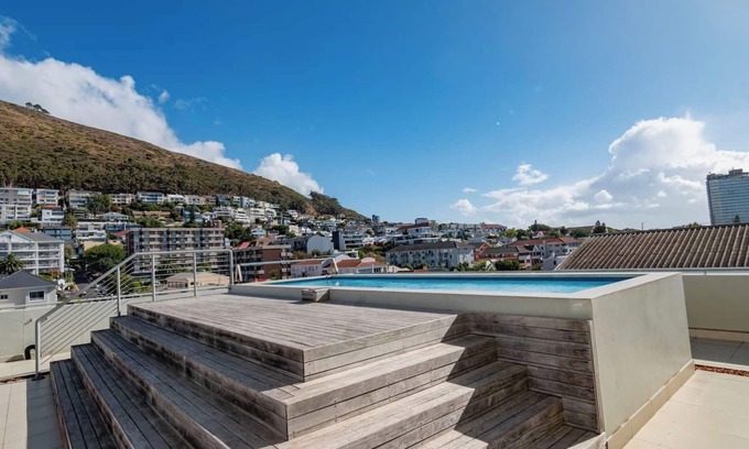 Flora Park Appartement | Elegant Green Point Escape | Views |Pool