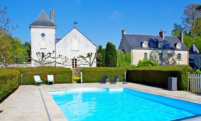 La Menitre Lit Et Petit-Déjeuner | Elegant guest rooms near the Loire